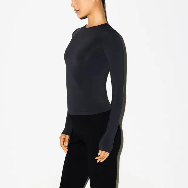 SKIMS SOFT SMOOTHING SEAMLESS LONG SLEEVE T-SHIRT FW25T
