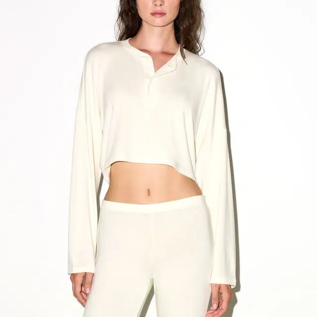 SKIMS LIGHTWEIGHT MODAL CROPPED HENLEY FW25T