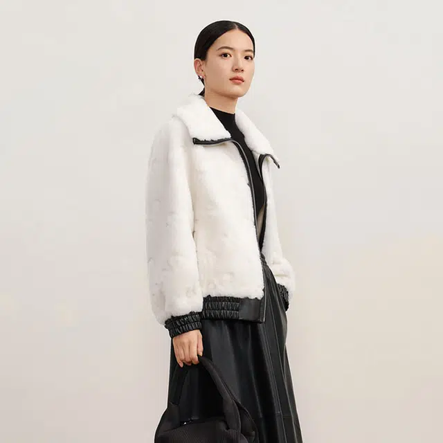 玖姿安娜蔻 羊剪绒皮质撞色剪花夹克外套 女款 米白
