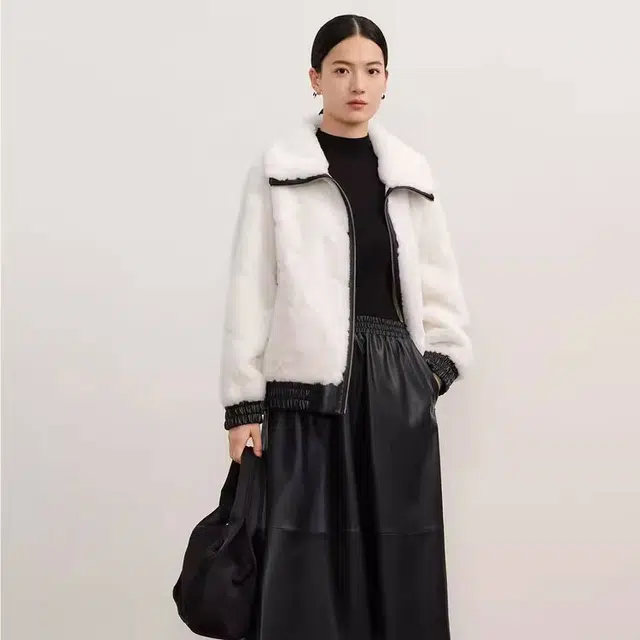 玖姿安娜蔻 羊剪绒皮质撞色剪花夹克外套 女款 米白