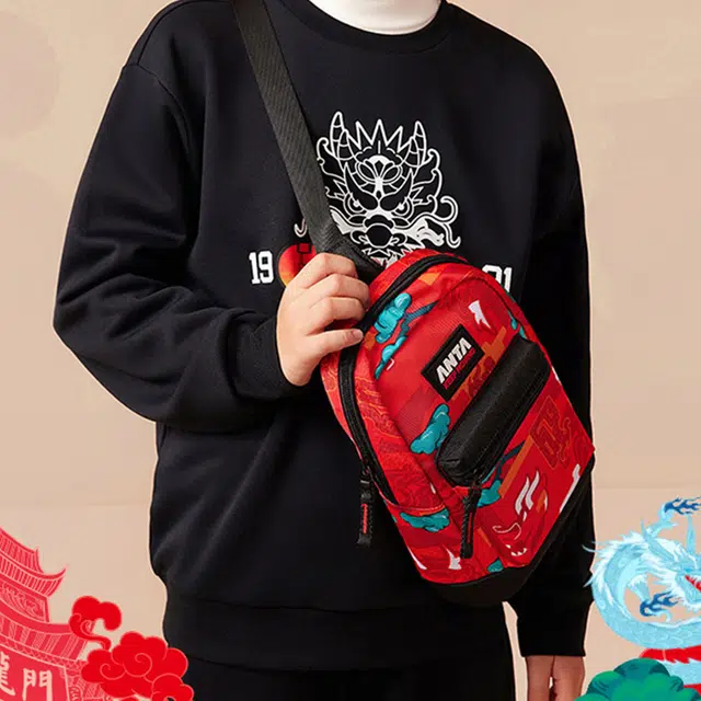 安踏儿童 新年龙服 织物 斜挎单肩包 儿童款 红色