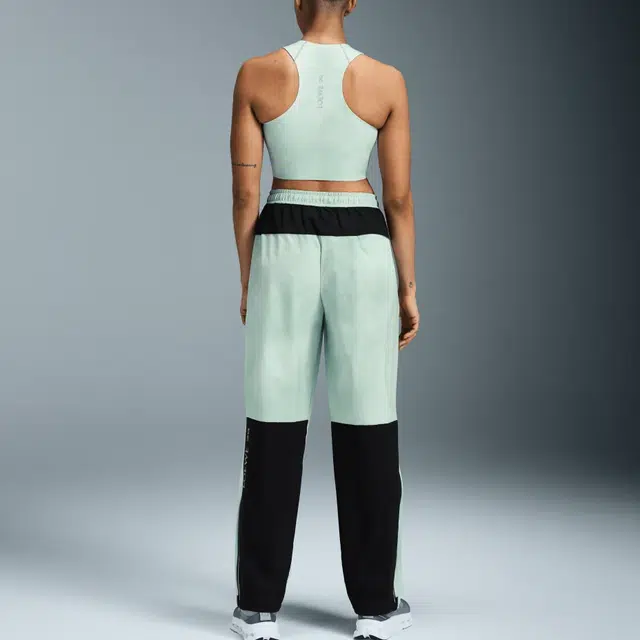On x LOEWE Performance Top