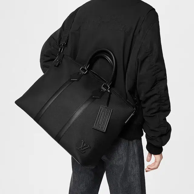 LOUIS VUITTON SAC LOCK IT Logo Tote 520