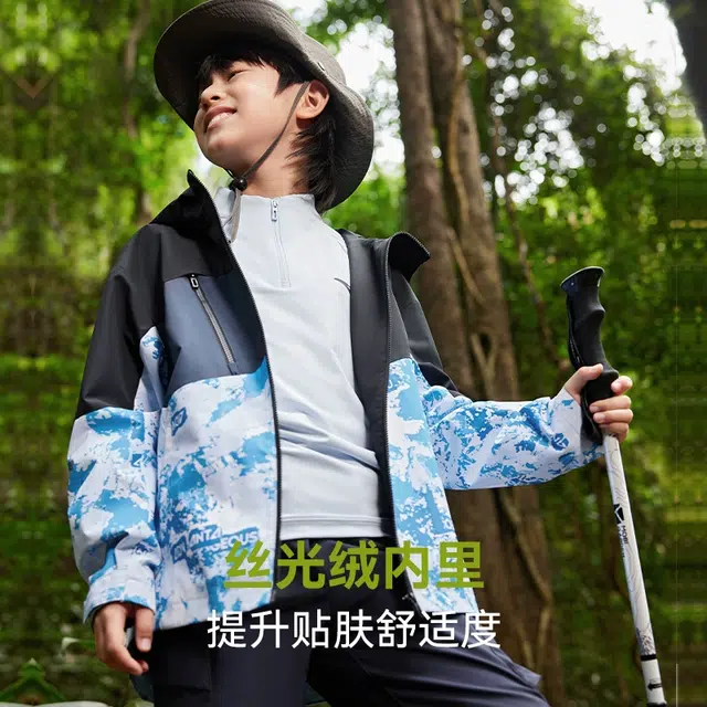 安踏儿童 小软壳拼色丝光绒连帽防风保暖舒适夹克 儿童款 梦幻黑