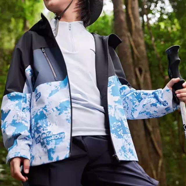 安踏儿童 小软壳拼色丝光绒连帽防风保暖舒适夹克 儿童款 梦幻黑