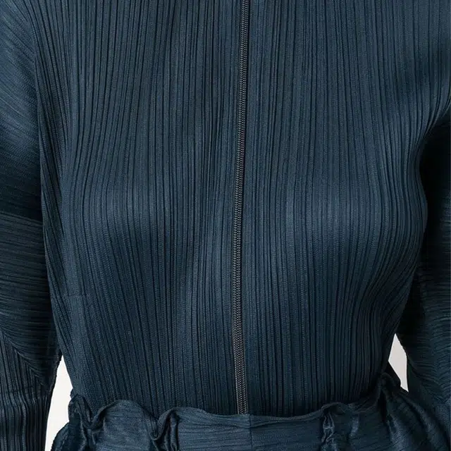 PLEATS PLEASE ISSEY MIYAKE