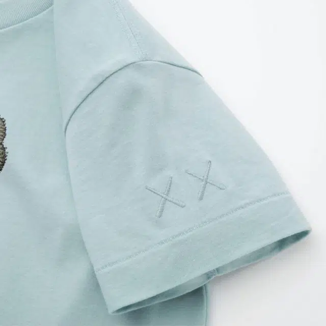 UNIQLO UNIQLO KAWS LogoT
