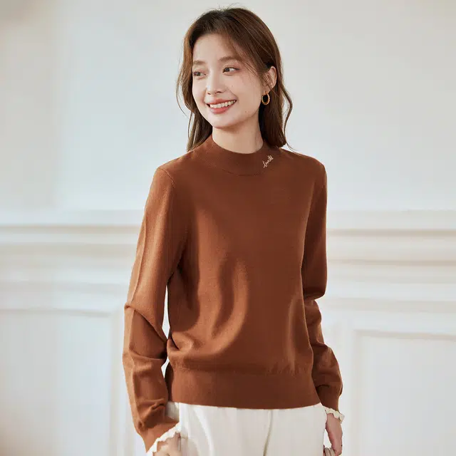 茵曼 绣花半高领打底春秋季时尚百搭长袖毛衣 女款 咖红色
