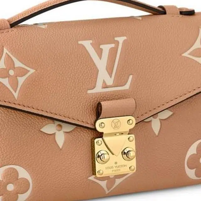 LOUIS VUITTON Pochette Metis East West