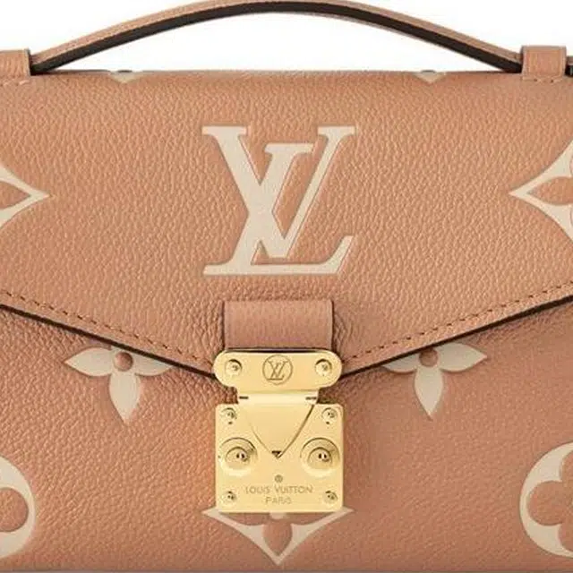 LOUIS VUITTON Pochette Metis East West