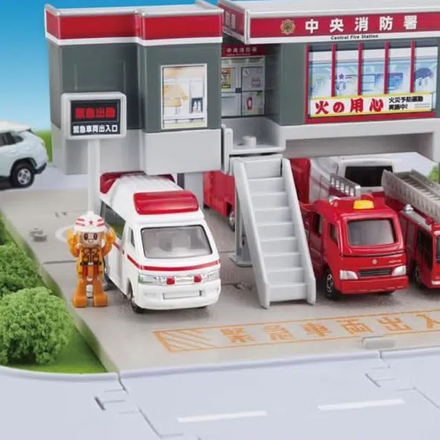 TAKARA TOMY ()