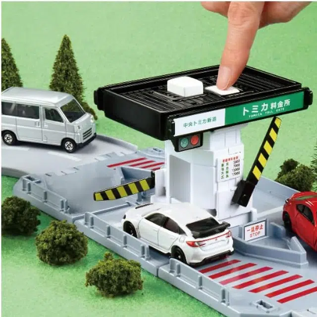 TAKARA TOMY