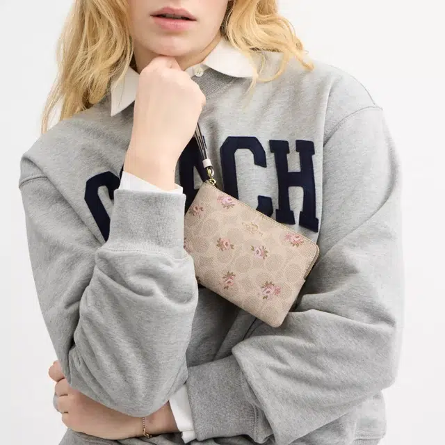 COACH Corner Zip 16