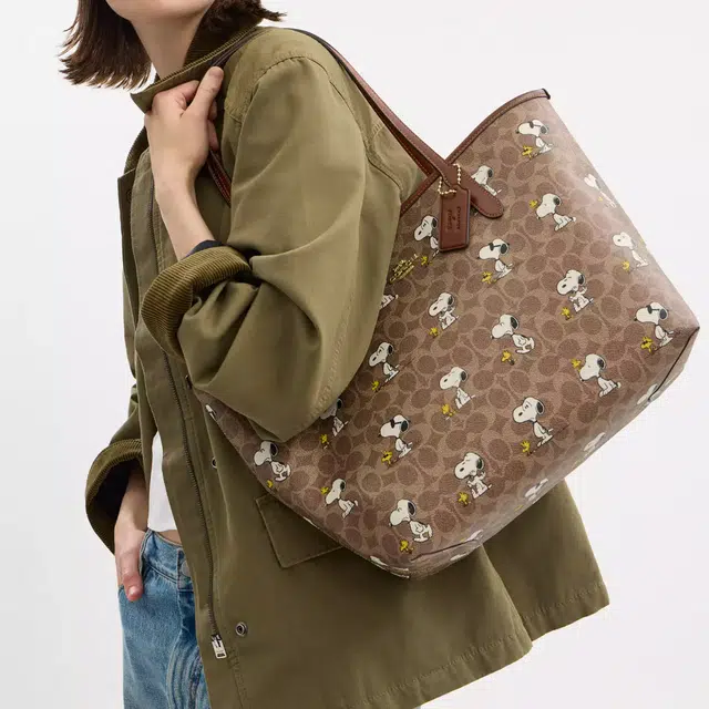 COACH x Peanuts Snoopy City 33 Tote