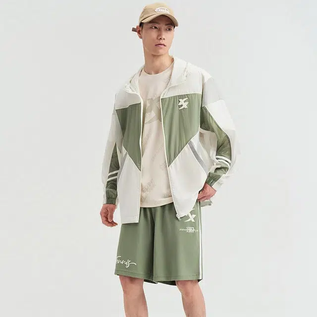 特步 拼接拉链连帽百搭透气运动风衣 男款 棉花白/灰豆绿