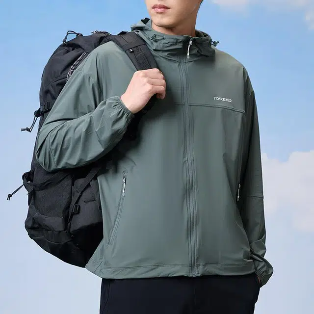 探路者 运动休闲简约纯色连帽 防紫外线透气防晒服 男款 山川绿