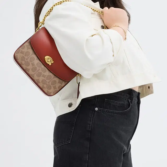 COACH Cassie 20 logo