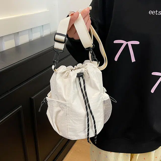 茵初 韩版可爱小清新纯色通勤百搭 尼龙 水桶包斜挎单肩包 常规 男女同款情侣款 多色