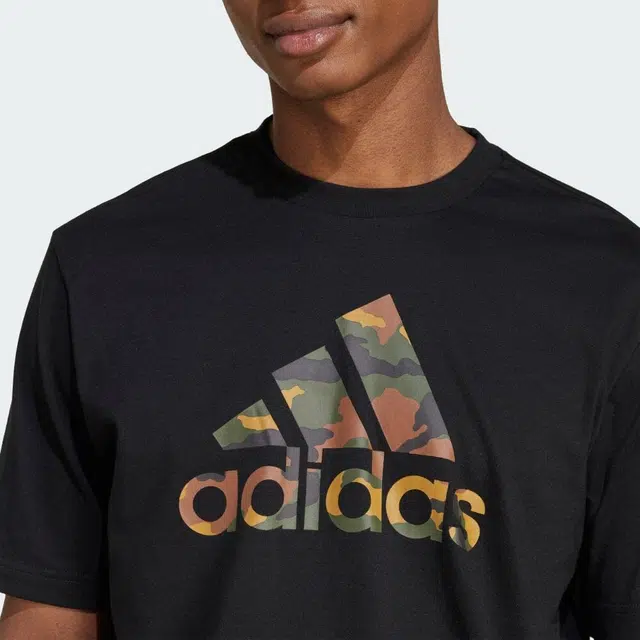 adidas CAMO BADGE OF SPORT GRAPHIC TEE LogoT