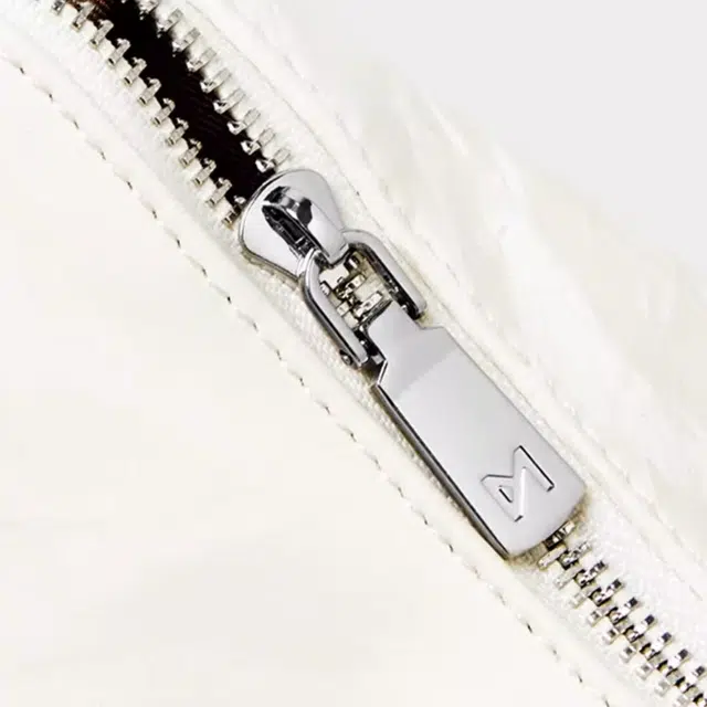 15 MINS logo Tote
