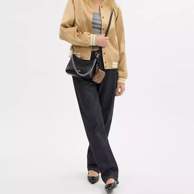 COACH LAUREL 19 Logo