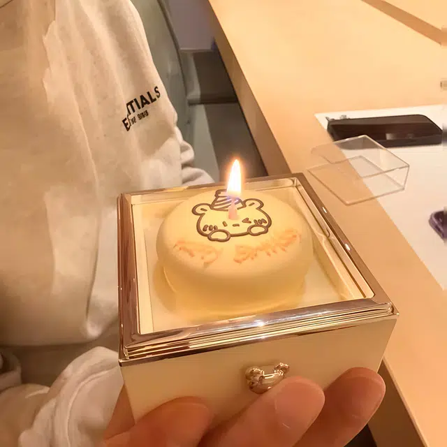 亿嘉爱 小熊蛋糕旋转戒指盒 惊喜 玩具