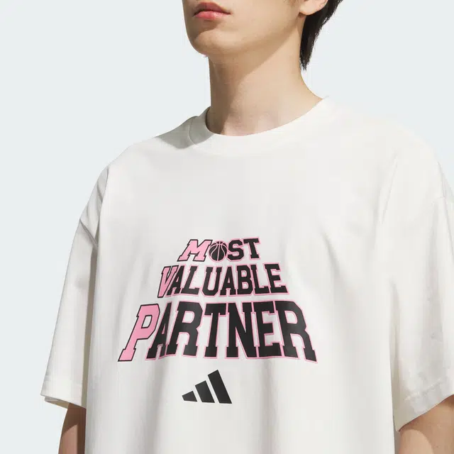 adidas BASKETBALL SS25 SLOGAN T-SHIRT T