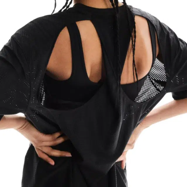 On x FKA twigs CUT-OUT T T