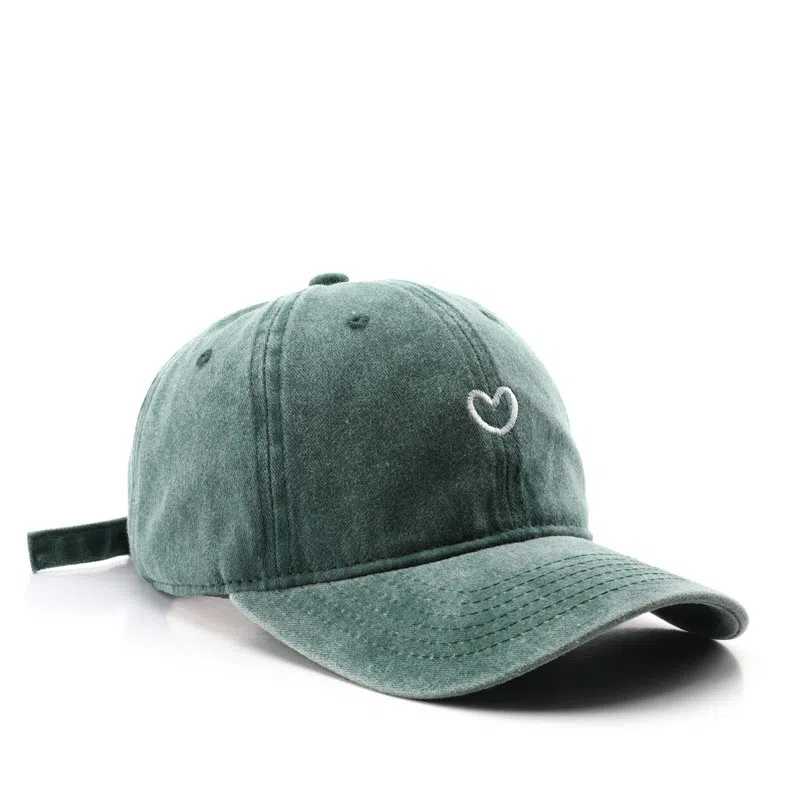 Yifan Vintage Heart Embroidery Cap