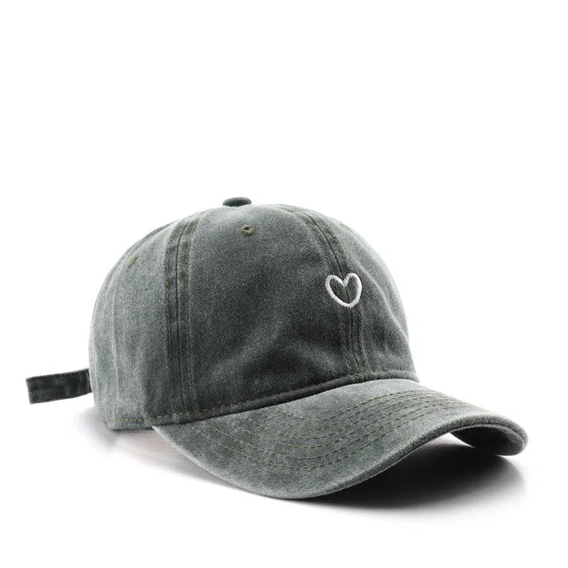 Yifan Vintage Heart Embroidery Cap