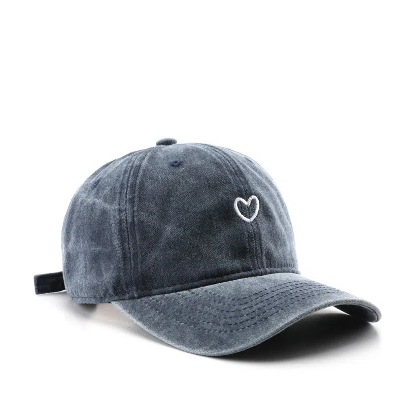 Yifan Vintage Heart Embroidery Cap