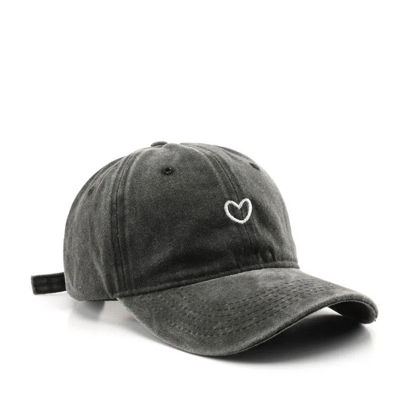 Yifan Vintage Heart Embroidery Cap