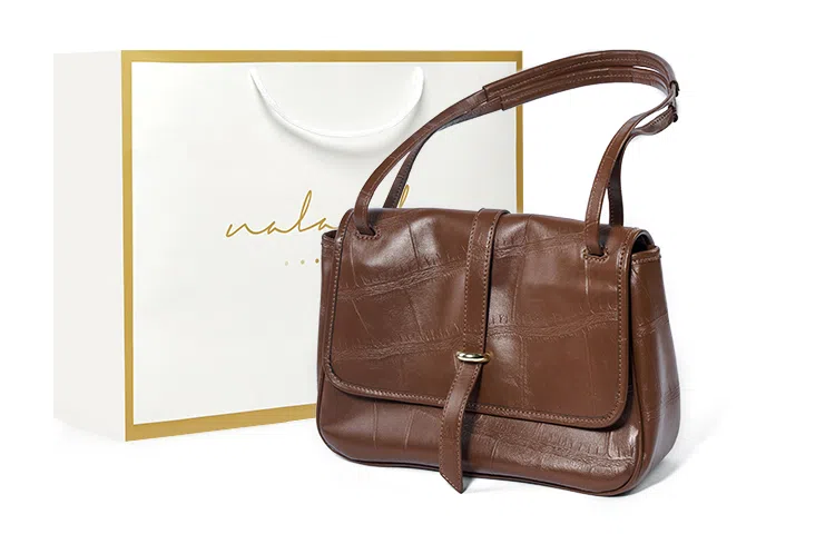 纳兰杜 包包女包时尚百搭高级感复古简约通勤包 牛皮 邮差包单肩包斜挎包 大号 女款 棕色