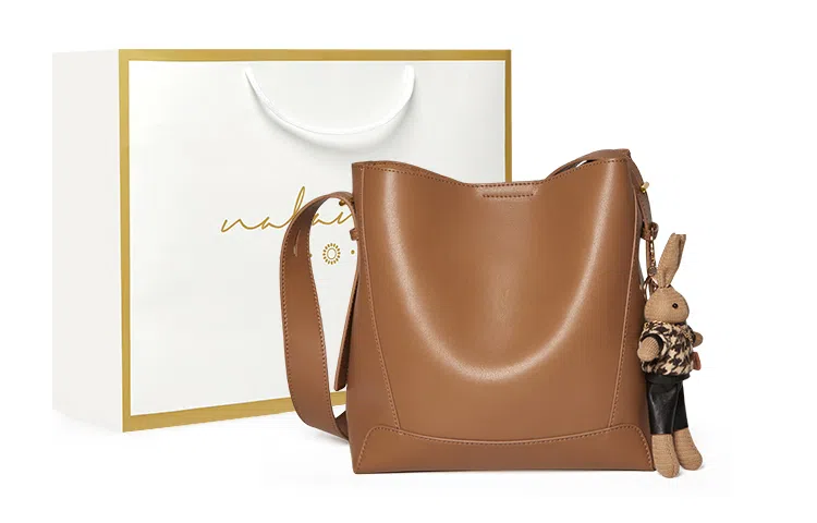 纳兰杜 时尚潮流高级感小众百搭 牛皮 水桶包斜挎单肩包 中号 女款 咖色/米白色