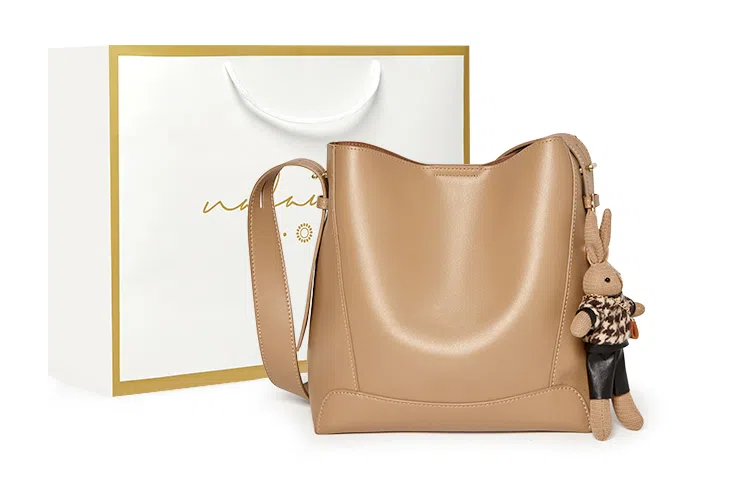 纳兰杜 时尚潮流高级感小众百搭 牛皮 水桶包斜挎单肩包 中号 女款 咖色/米白色