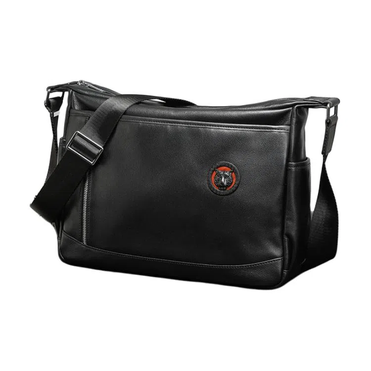 VIHUS Black Leather Shoulder Bag