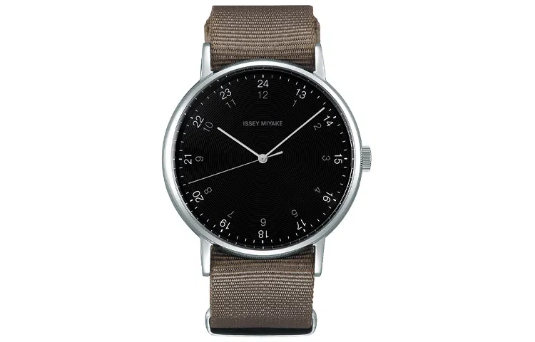 ISSEY MIYAKE 50 39mm NYAJ004Y-person