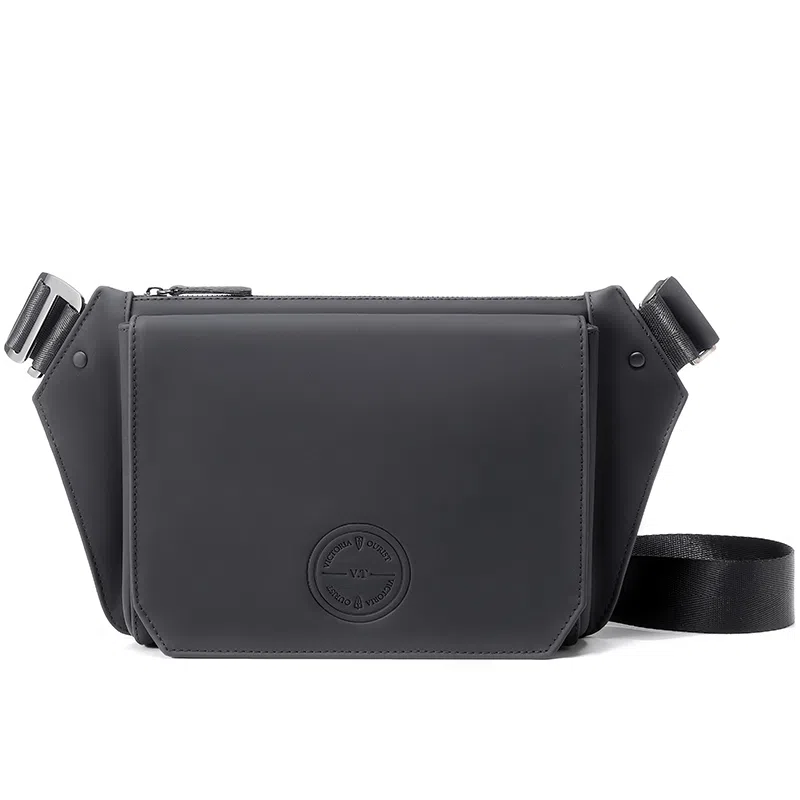 维多利亚旅行者 休闲百搭高级感个性时尚大学生简约质感通勤出行防泼水 超纤合成革 胸包单肩包斜挎包 男款 黑色
