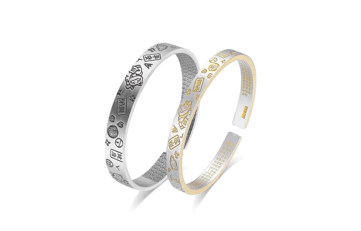 牧言 平安喜乐猫咪 复古气质简约小众设计高级感 立体磨砂吉言爱心福字铃铛幸运草招财猫多元素开口手饰 合金 手镯 男女同款情侣款