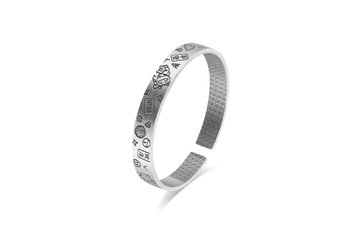 牧言 平安喜乐猫咪 复古气质简约小众设计高级感 立体磨砂吉言爱心福字铃铛幸运草招财猫多元素开口手饰 合金 手镯 男女同款情侣款