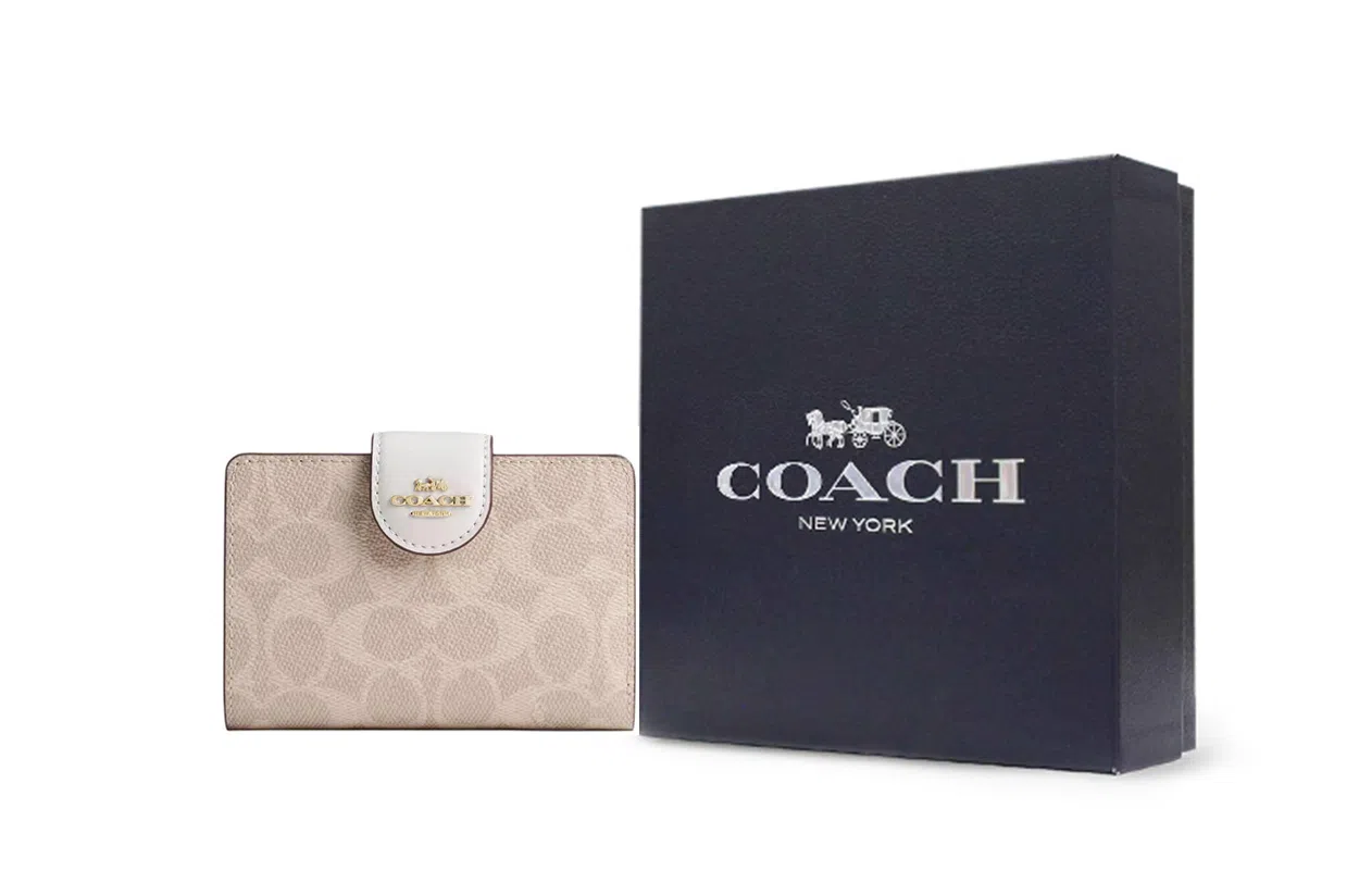 COACH Corner Zip Signature