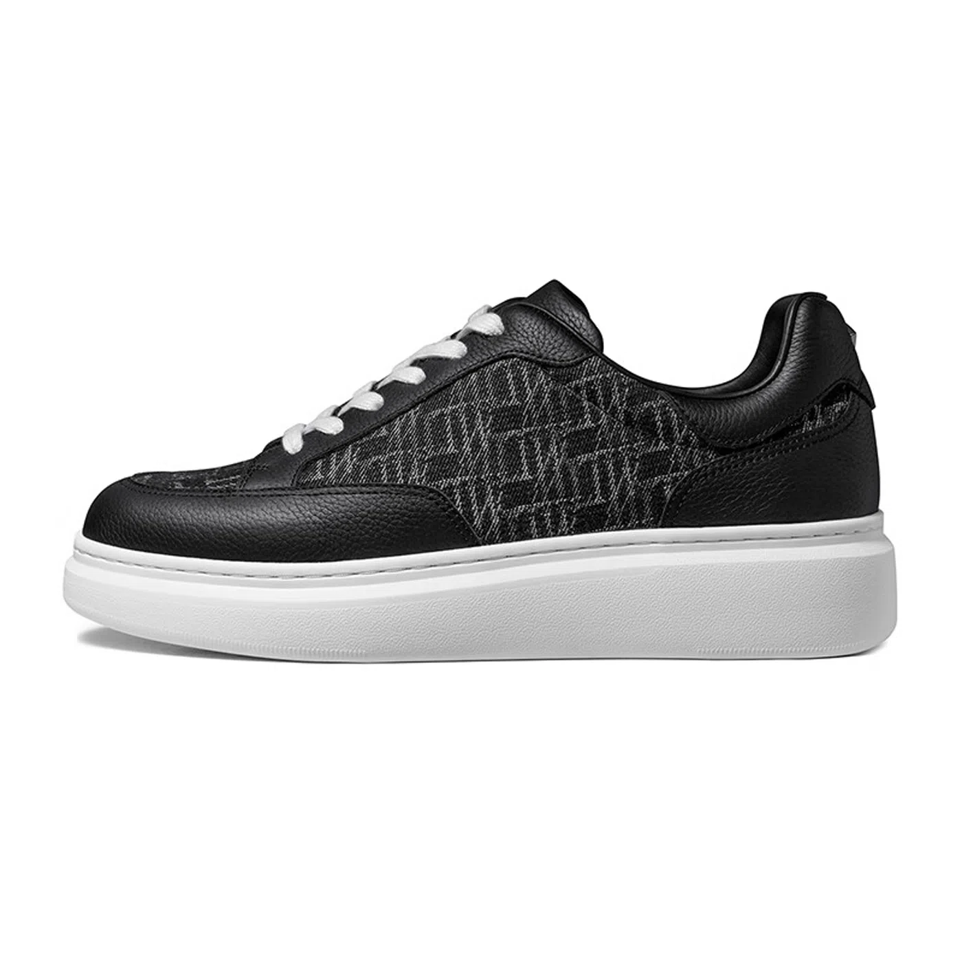 THOM WILLS trainer