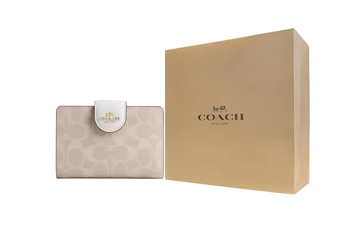 COACH Corner Zip Signature