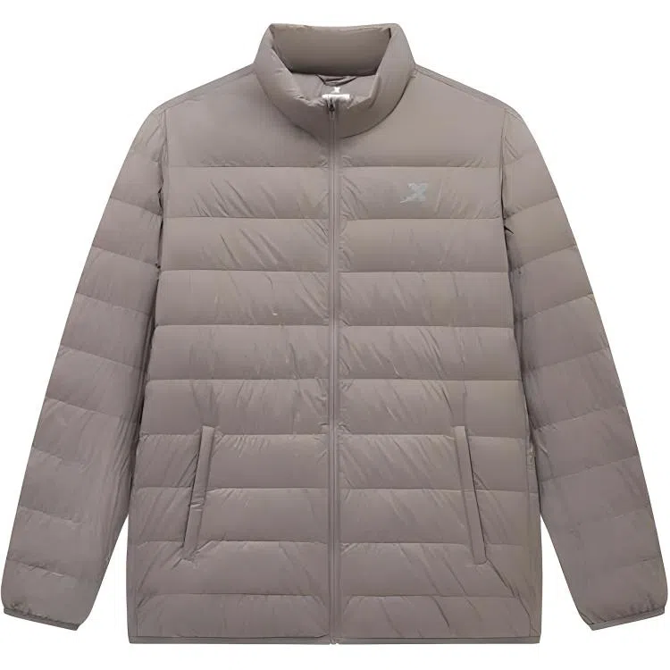 特步 跑步系列 纯色拉链立领舒适透气百搭短款羽绒服 男款 荆棘棕