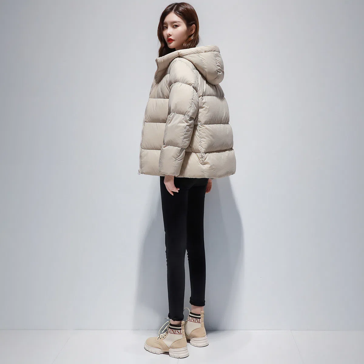 鸭鸭 纯色百搭宽松拉链连帽简约时尚轻薄户外羽绒服 女款