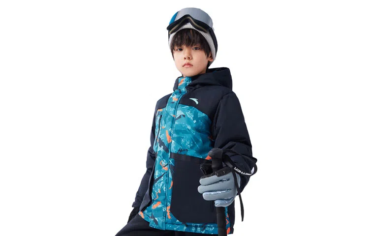 安踏儿童 童装 撞色几何图案长袖羽绒服 儿童款 梦幻黑/蓝满印