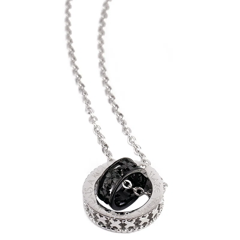 ROADLATIVE Lace Engraved Ring Pendant Necklace