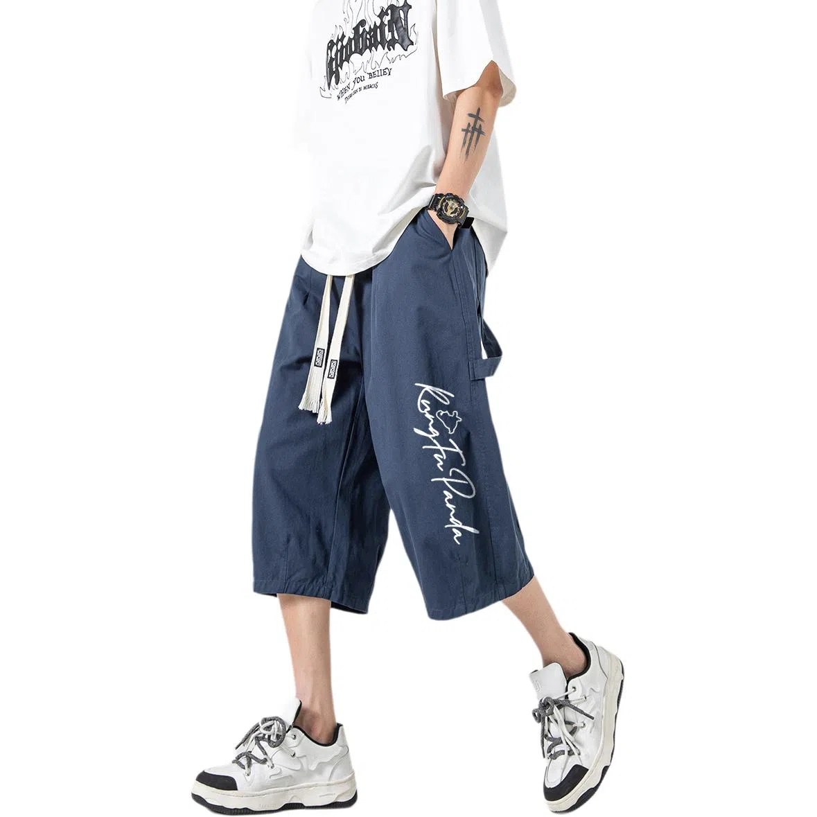 功夫熊猫 美式复古未来主义风手绘卡通动漫字母印花轻薄舒适透气凉感织带抽绳侧边排扣设计时尚宽松阔腿七分休闲短裤 男女同款