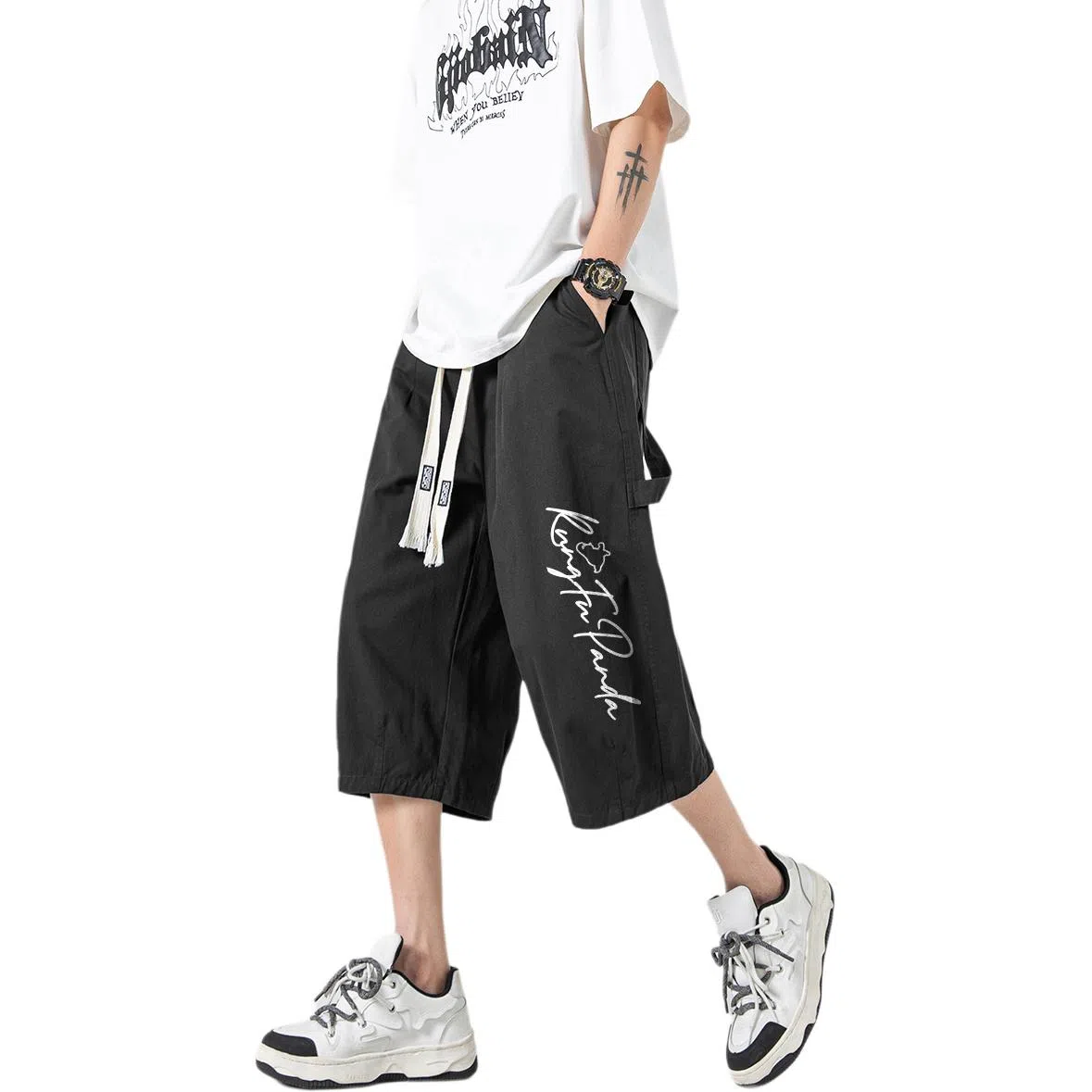 功夫熊猫 美式复古未来主义风手绘卡通动漫字母印花轻薄舒适透气凉感织带抽绳侧边排扣设计时尚宽松阔腿七分休闲短裤 男女同款