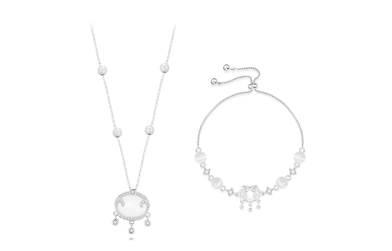 牧言 复古气质简约小众设计高级感 光面立体闪耀祥云如意锁流苏锁骨链手饰 好运 琉璃 项链 女款